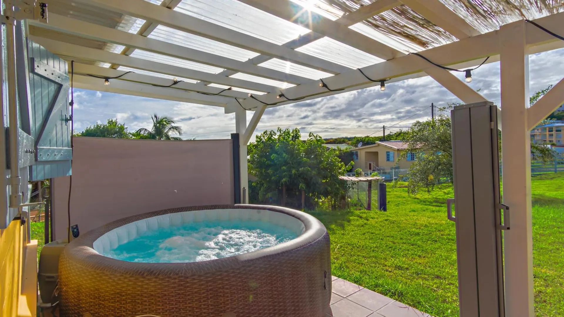 Bungalow Avec Jacuzzi Et Evenements Autorises サンタンヌ